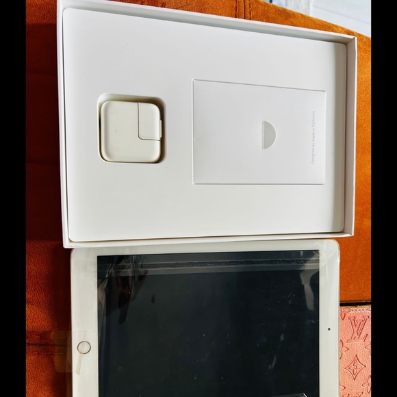 Apple iPad 9.7in with WiFi, 32GB 2017 Newest Model- Gold - Picture 5 of 6